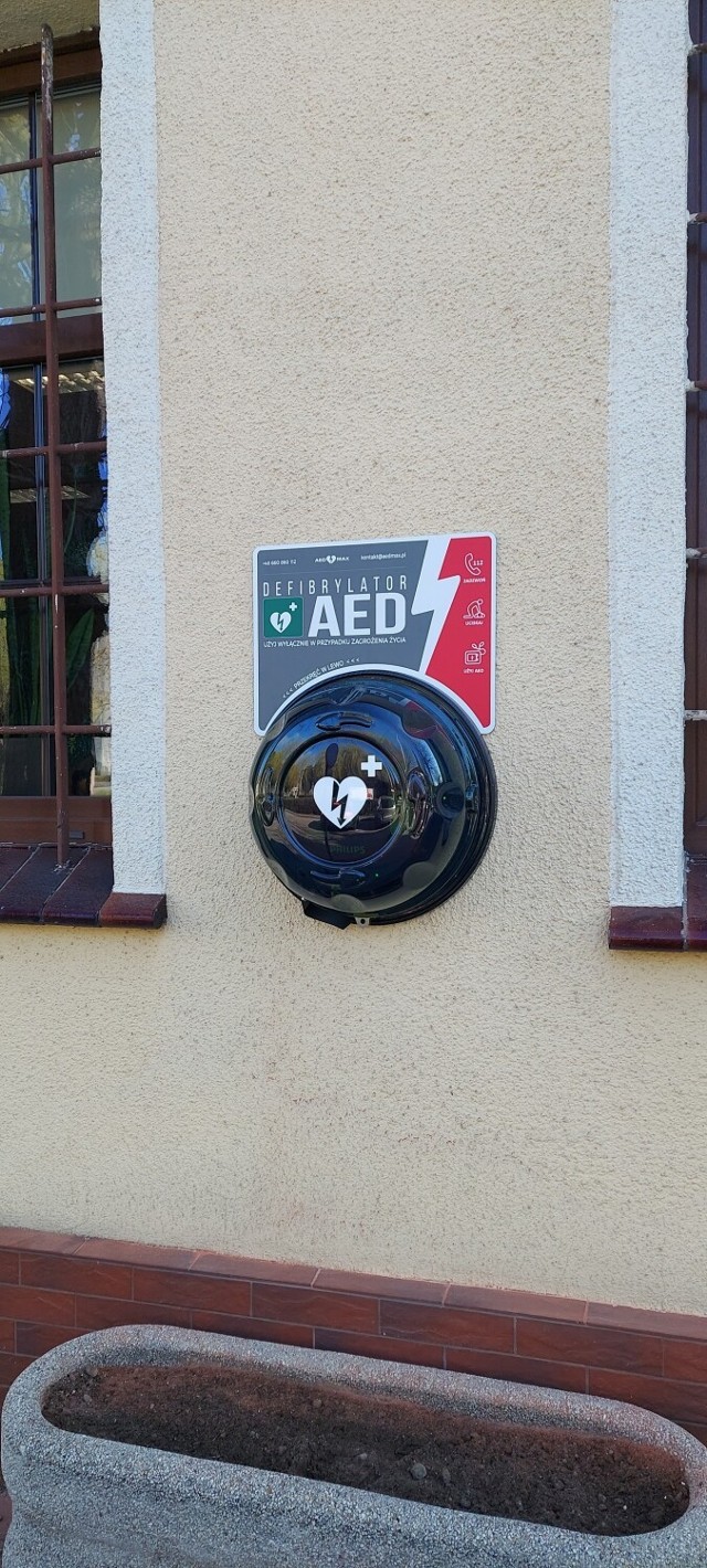 Automatyczne defibrylatory AED zostały zamontowane na ścianie zewnętrznej budynku urzędu w Dobrzycy, przy drzwiach wejściowych sali P. Krupnika w Nowym Świecie, przy szkole podstawowej w Karminie oraz przy sali wiejskiej w Fabianowie
