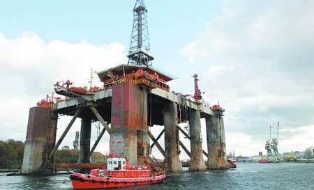 Gigantyczna, norweska platforma wydobywcza &quot;Bredford Dolphin&amp;#8221; w trakcie holowania przez port gdański do Gdańskiej Stoczni Remontowej SA.