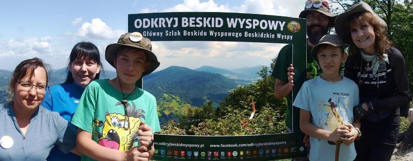 Odkryj Beskid Wyspowy. Wspięli się na „piramidalną górę Strzebel” [ZDJĘCIA]