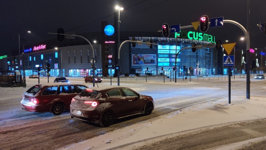 Piotrków pod śniegiem. Fatalne warunki na drogach Piotrkowa - na ulicach zalega śnieg i lód. Styczeń 2021 [ZDJĘCIA]