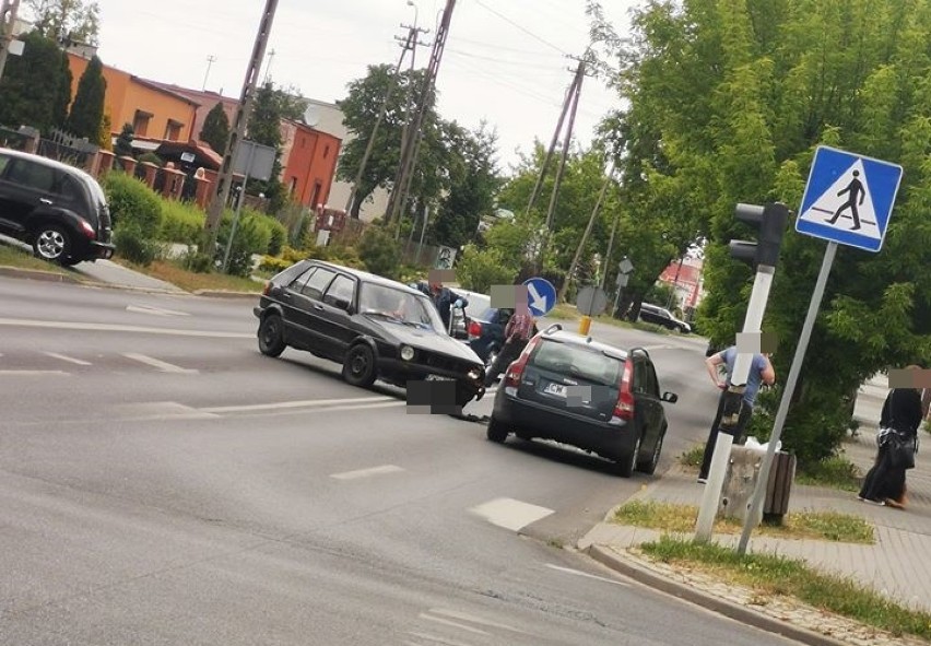Zderzenie volkswagena z volvo na ulicy Wiejskiej we Włocławku [zdjęcia]