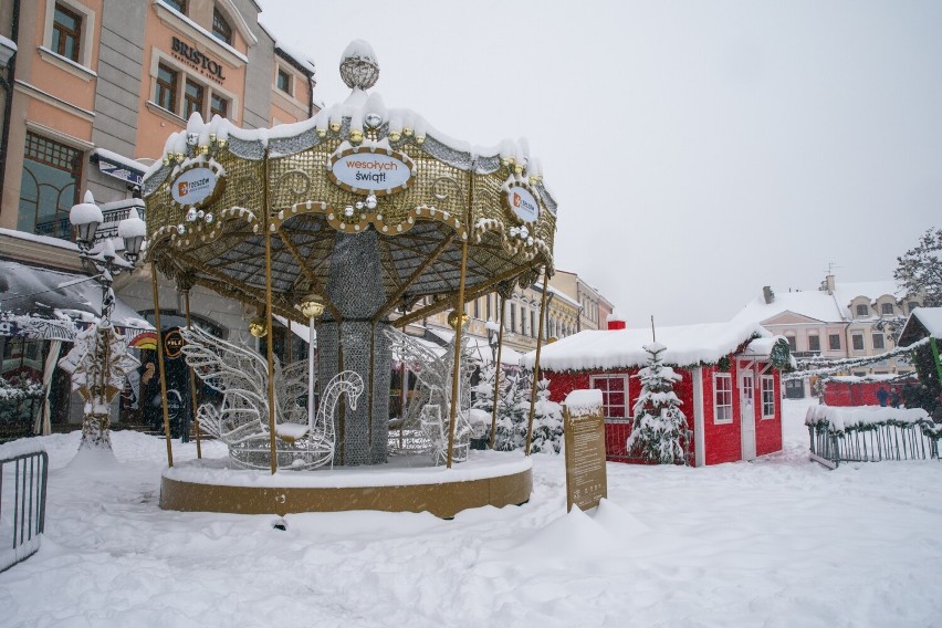 Sprawdź, co dziś będzie się działo w bajkowo zasypanym śniegiem Świątecznym Miasteczku w Rzeszowie 