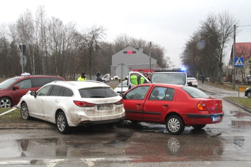 Wypadek na kieleckim skrzyżowaniu. Dwa auta rozbite i dwie osoby ranne 