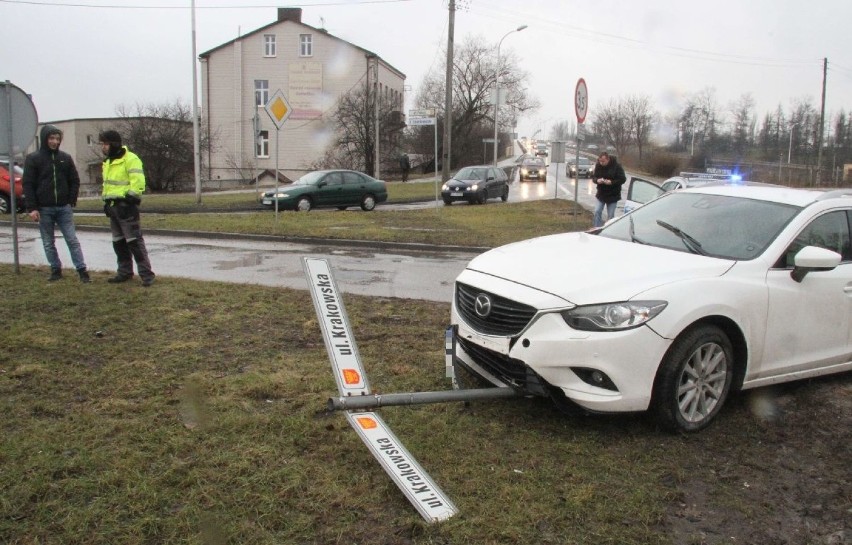 Wypadek na kieleckim skrzyżowaniu. Dwa auta rozbite i dwie osoby ranne 