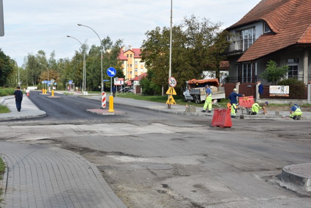 Tak na początku tygodnia wyglądał remontowany odcinek ulicy. W sobotę drogowcy ułożą tam ostatnią warstwę asfaltu