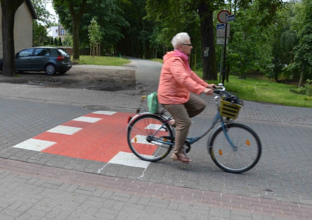 Niedawno pojawiły się czerwone przejazdy dla rowerzystów w Kościanie. Ma to zwiększyć ich bezpieczeństwo!