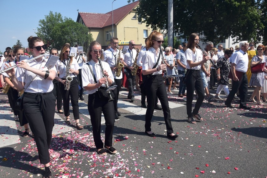 Procesja Bożego Ciała w Chodzieży. Ulicami miasta przeszły tłumy wiernych (FOTO)