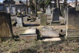 Wandale zniszczyli groby na Cmentarzu Żydowskim w Legnicy, zobaczcie zdjęcia