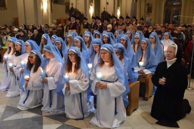 Ubrane na biało z głowami przyozdobionymi niebieskimi welonami Maryjki uczestniczą w obchodach święta patronki miasta i bazyliki.