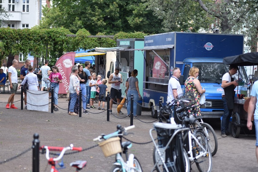 Śniadania pod chmurką na placu Metziga są coraz popularniejsze