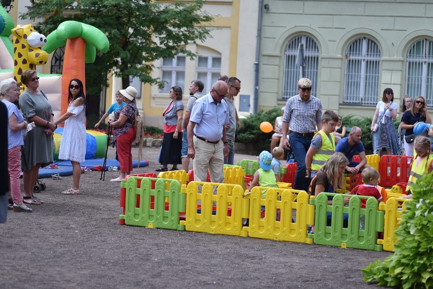 Śniadania pod chmurką na placu Metziga są coraz popularniejsze