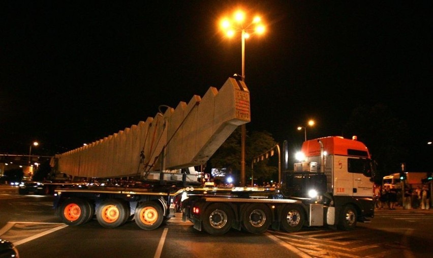 Wrocław: Nocny transport wielkich rygli na stadion (ZDJĘCIA)