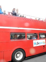 100 dodatkowych osób pojechało londyńskim autobusem po Stargardzie 