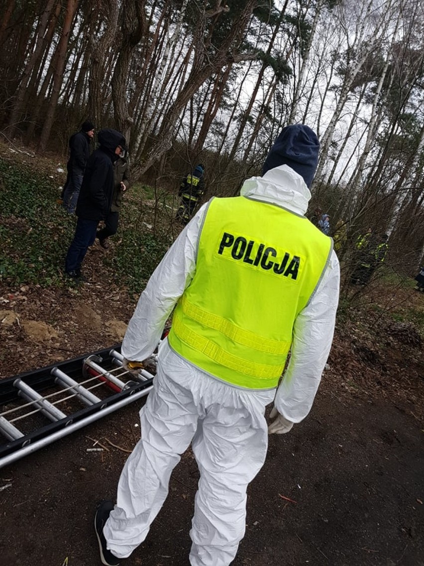 Chemicy pobrali próbki, które zostały zbadane w mobilnym...