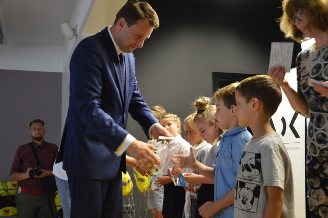 70 uzdolnionych matematycznie przedszkolaków otrzymało we wtorek indeksy i klubowe koszulki z rąk prezydenta Opola, Arkadiusza Wiśniewskiego.
