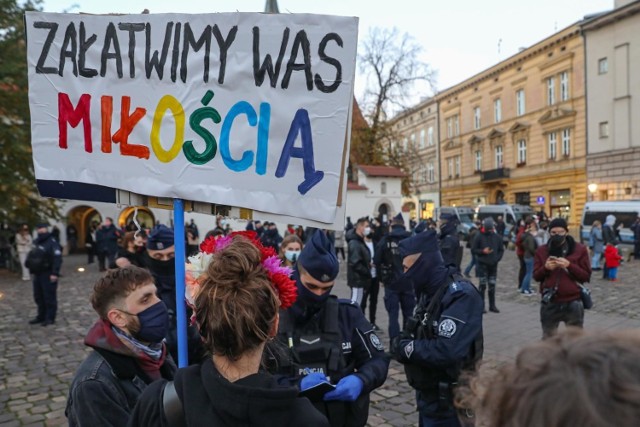 "Opisujemy, dokumentujemy i opowiadamy Kraków. Słuchamy miasta..." To co robimy w tej akcji to właśnie słuchanie miasta i jego dokumentowanie. Dokumentowanie zjawisk wokół nas” – tłumaczy Muzeum Krakowa w mediach społecznościowych.