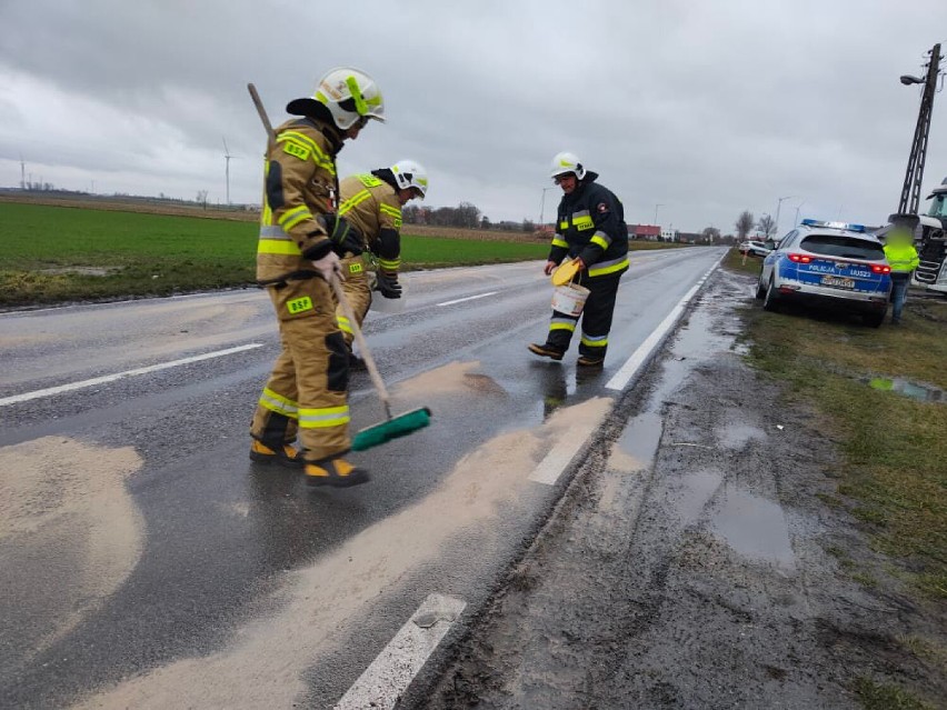 Uderzyła w ciężarówkę. Została ukarana mandatem w wysokości 1,1 tys. zł! [ZDJĘCIA]