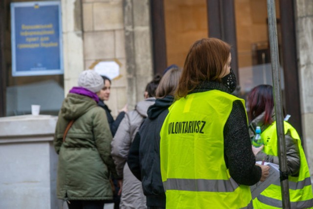 6 tys. wolontariuszy pomaga w Warszawie uchodźcom z Ukrainy. "Pracują jak mrówki"