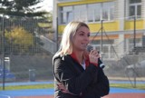 Olimpijka Klaudia Adamek i futbolowy freestylowiec Dawid Krzyżowski na otwarciu nowego boiska przy SP nr 3 w Chodzieży