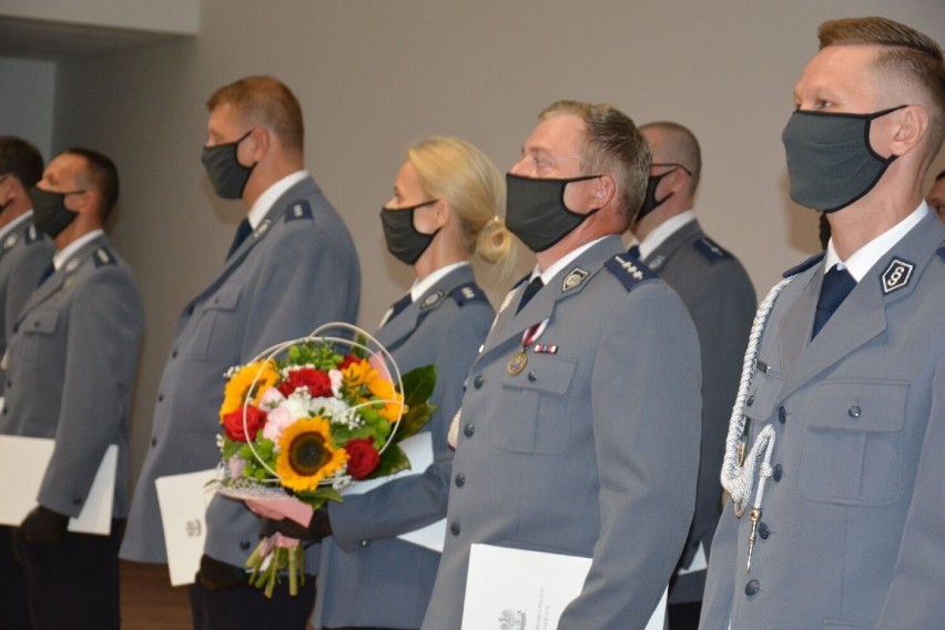 Święto Policji w Suwałkach 2021. Awanse, odznaczenia i ślubowanie [Zdjęcia]