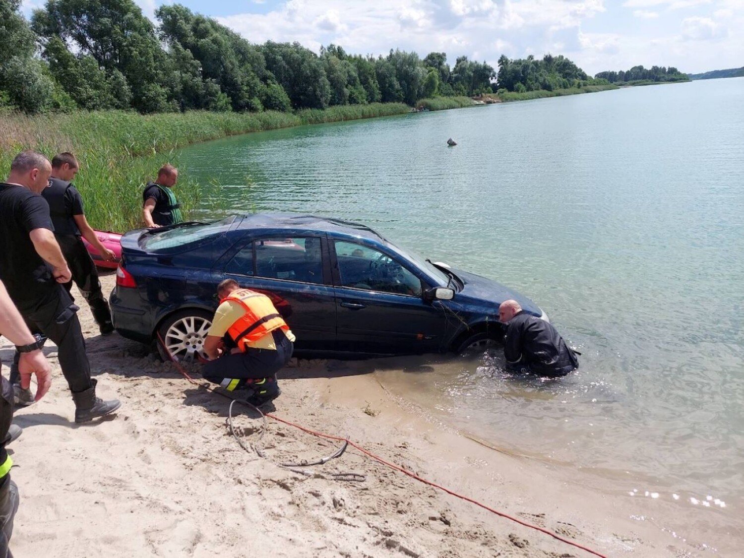 Samochód osobowy zsunął się ze wzniesienia przy plaży do