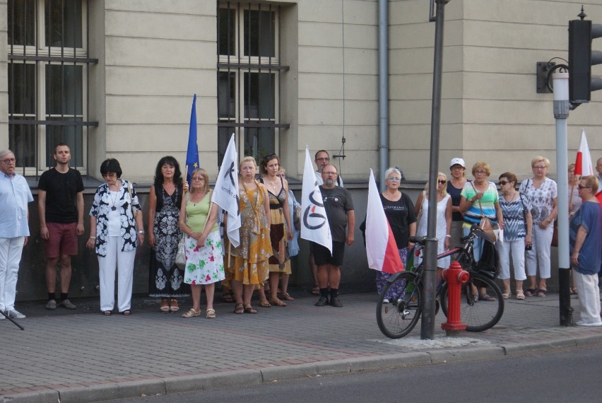 Manifestacja przed sądem w Kaliszu