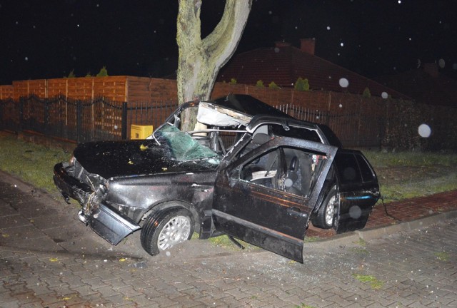 Śmiertelny wypadek na Łódzkiej w Piotrkowie. Volkswagen golf rozbił się na drzewie