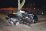 Śmiertelny wypadek na Łódzkiej w Piotrkowie. Volkswagen golf rozbił się na drzewie [ZDJĘCIA]