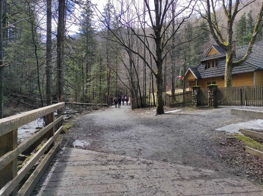 Tatry. Dolina Strążyska w czasie majówki. Giewont na wyciągnięcie ręki i sporo turystów [ZDJĘCIA]