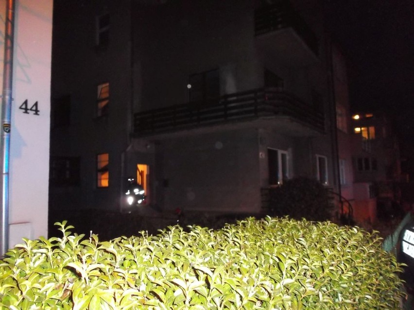 Pożar kamienicy w Gdyni. Strażnicy uratowali mężczyznę