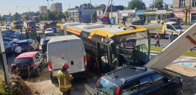 Na maszcie reklamowym salonu Citroen przy ul. Rzgowskiej (na nitce drogi prowadzącej w kierunku centrum) zatrzymał się autobus MPK linii 70, którego kierowca w piątek rano zasłabł...

ZOBACZ ZDJĘCIA
