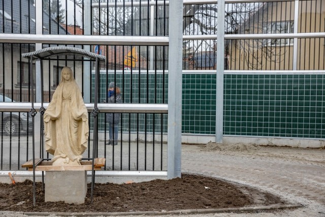 "...Co to za figura i skąd się tu wzięła? Współczesnych lokalizacji kapliczek nie zna, tak naprawdę, nikt, czyli jest co badać. O potrzebie badania prądnickich kapliczek pisał kilkukrotnie Michał Niezabitowski. Na Prądniku były co najmniej dwie figury Maryi w typie z Cudownego Medalika: jedna z legendy o Zbóju Bocianie, u wylotu ul. Pasteura oraz ta. Do czasu budowy stała koło domu państwa Wichrowskich przy ul. Zimorowicza 19. Była zwrócona w stronę okien domu, czyli prawdopodobnie była starsza niż budynek..." - cytat z FB.