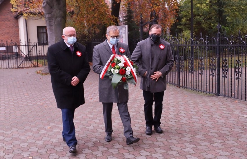 11 listopada w Redzie. Złożyli kwiaty pod tablicami pomordowanych w czasie II wojny światowej