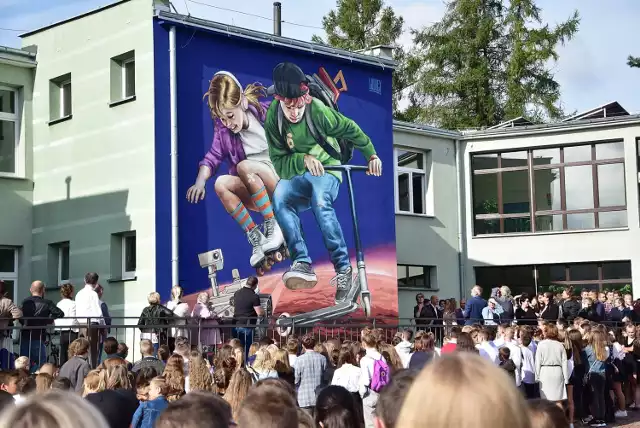 Uroczyste odsłonięcie muralu na budynku SP6 odbyło się podczas inauguracji roku szkolnego