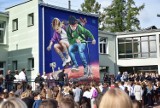 Efektowny mural ozdobił ścianę SP 6 w Kwidzynie. Inauguracja roku szkolnego 2021/22 dniem radości oraz smutku i wspomnień