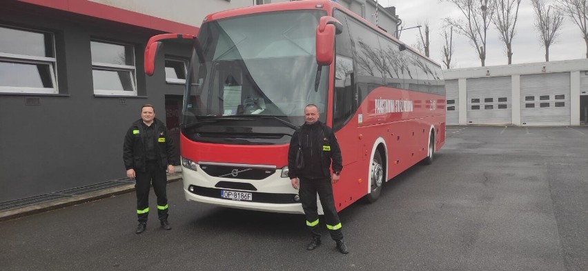 Brzescy strażacy pomagają w transporcie uchodźców.