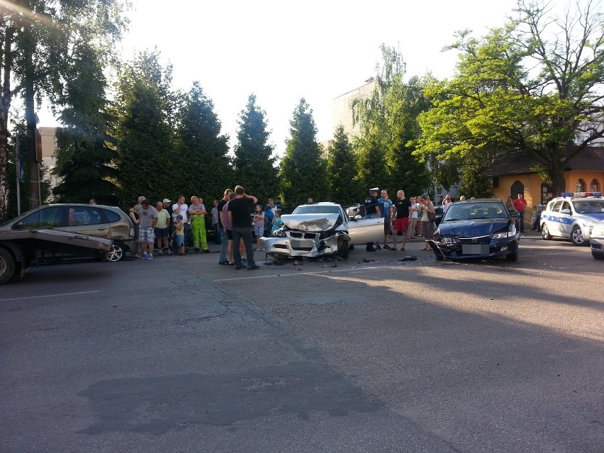 Wypadek na ul. Tysiąclecia w Radomsku. Pirat drogowy nie wyrobił na łuku