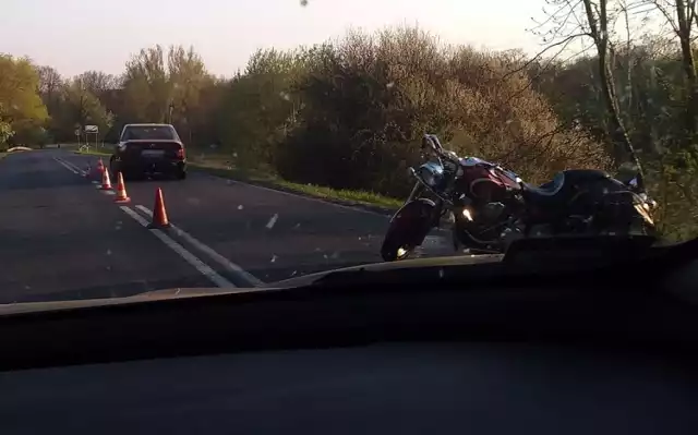 Motocyklista uderzył w tył mercedesa