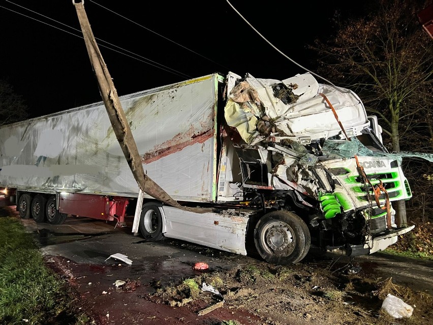 Kłecko Kolonia. Wypadek ciężarówki przewożącej mięso