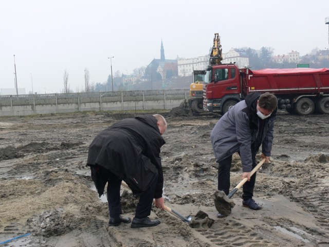 Symboliczna łopatę pod budowę nowego  Punktu Selektywnej Zbiórki Odpadów Komunalnych wbili od lewej Janusz Stasia wiceburmistrz Sandomierza i   Piotr Sołtyk, prezes Przedsiębiorstwa Gospodarki Komunalnej i Mieszkaniowej w Sandomierzu