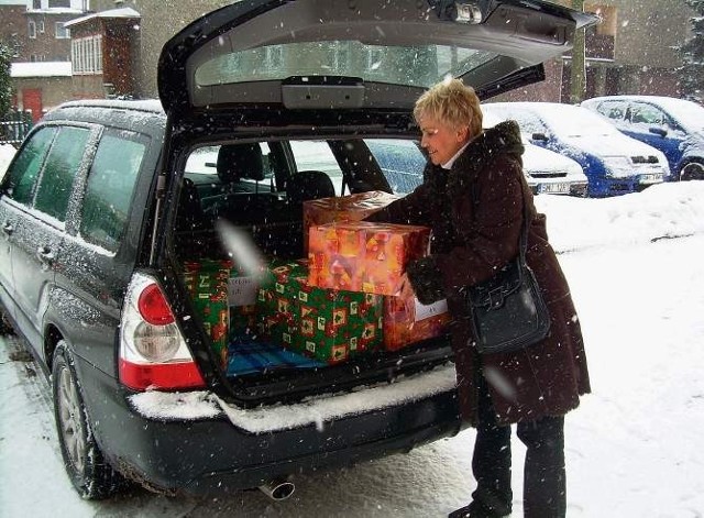 Danuta Marekwia  przywiozła do I LO pierwsze paczki z akcji