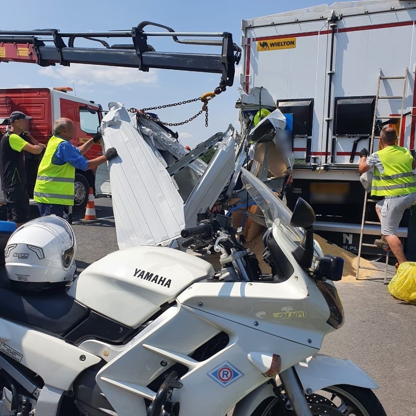 Wypadek na 358 km A4. Nie żyje jedna osoba.Zobacz kolejne...