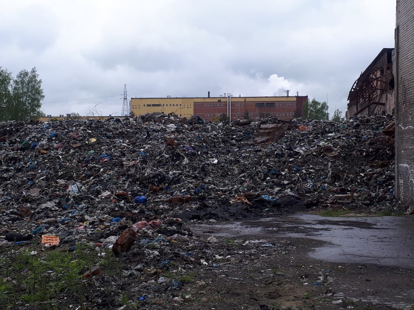 Kto posprząta 12 tys. ton odpadów z nielegalnego wysypiska w Kluczach?