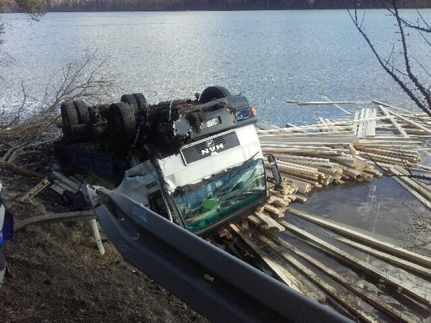 Czchów. Samochód ciężarowy wpadł do jeziora. Droga krajowa nr 75 zablokowana [ZDJĘCIA]