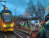 Kolizja tramwaju z osobówką. Samochód wjechał na torowisko w Poznaniu