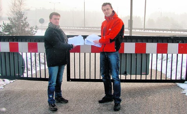 Sebastian Pycia (z prawej) zaangażował do pisania listów innych mieszkańców. Już 400 jaworznian podpisało się pod listą na jego stronie internetowej