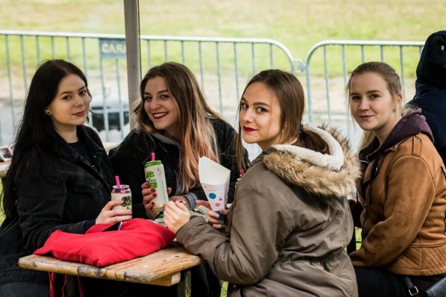 Bydgoskie juwenalia trwają w najlepsze. W środę, 15 maja, na terenie Głównego  Campusu UKW przy J. K. Chodkiewicza w Bydgoszczy odbyła się tradycyjna już Blokada Łużyka. 
Zgodnie z tradycją Blokada Łużyka to event piknikowy, któremu oprócz wspólnego grillowania towarzyszą zabawy oraz dawka dobrej muzyki.

Nazwa wywodzi się z miejsca, w którym Blokada Łużyka się odbywała. Początkowo była organizowana na ulicy Łużyckiej, a od 2013 roku została przeniesiona na Campus Główny Uniwersytetu Kazimierza Wielkiego przy ulicy Chodkiewicza w Bydgoszczy. 


Flash Info, odcinek 14 - najważniejsze informacje z Kujaw i Pomorza

