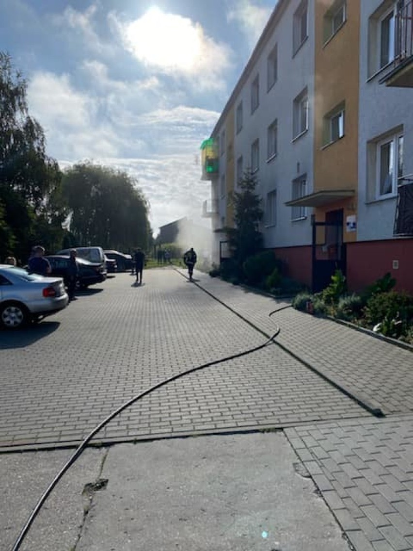 Pożar w Tłuchowie. Straż ewakuowała mieszkańców bloku [ZDJĘCIA]