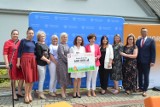 Minister Marlena Maląg z wizytą w Brzezinach. Przekazała czek na utworzenie Dziennego Domu „Senior+”