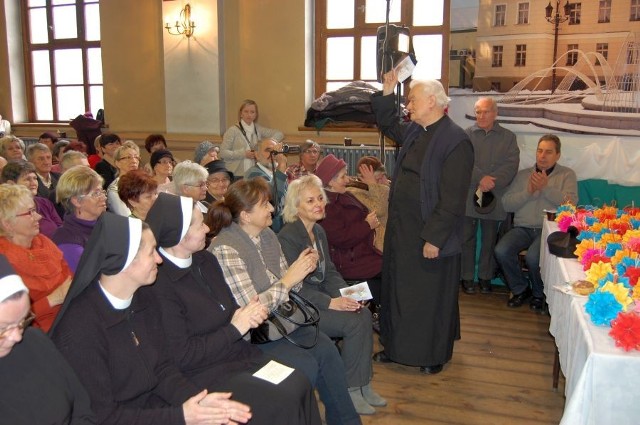 W gronie osób zaproszonych znalazła się burmistrz Kępna Aniela Kempa oraz proboszcz kępińskiej parafii ks. kanonik Krzysztof Nawrocki.
